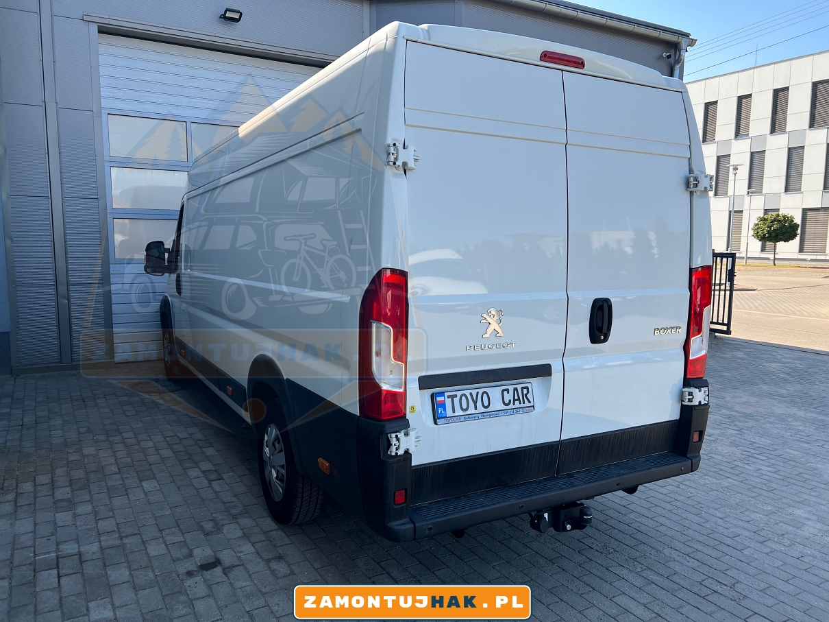 Peugeot Boxer z niezawodnym stałym hakiem holowniczym Westfalia - gotowy na każde wyzwanie transportowe